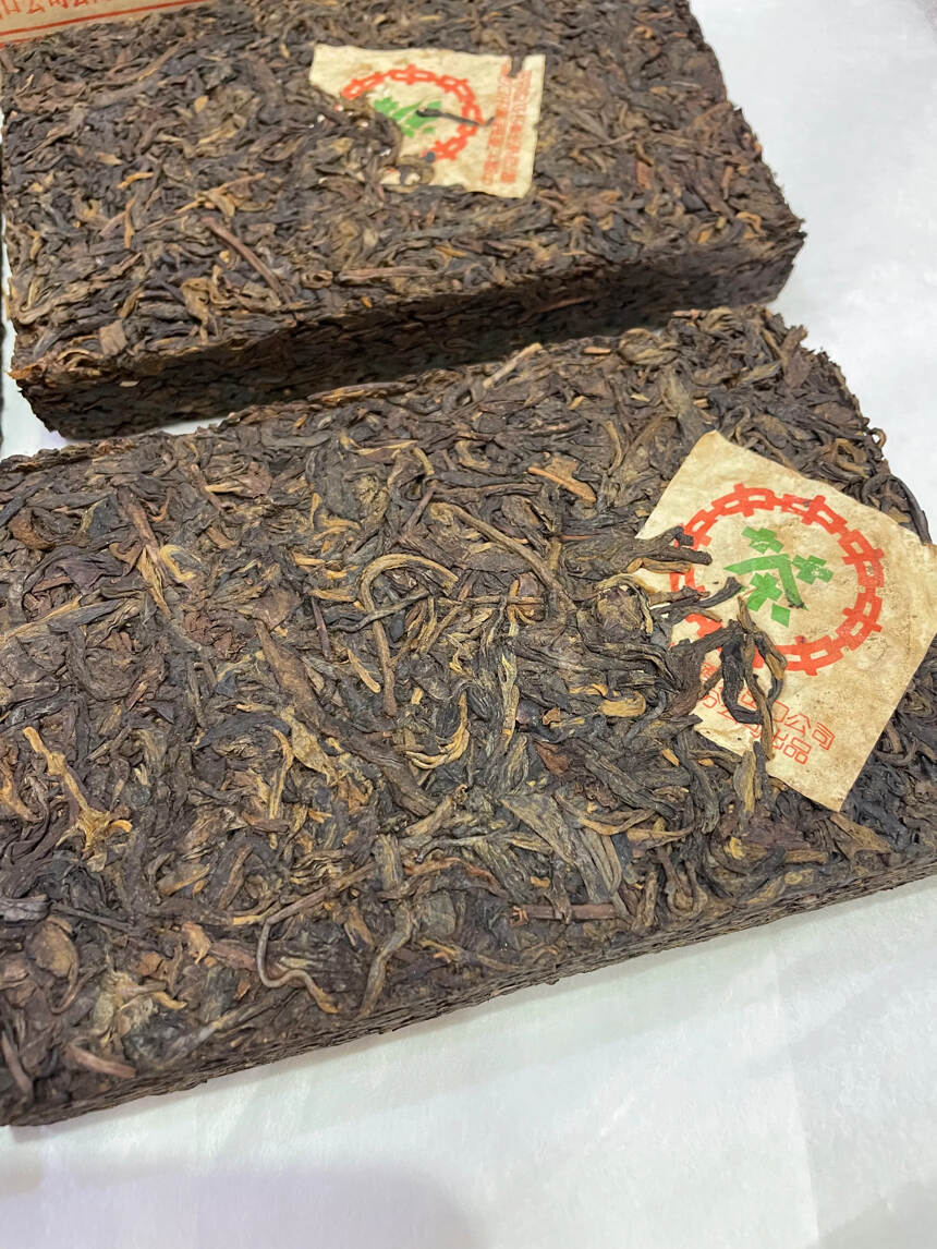 1999年 半斤908生普洱茶砖，海湾茶厂邹炳良监制