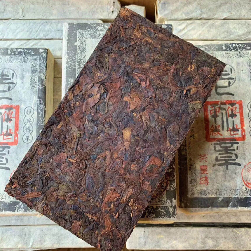 一九八六年班章茶皇砖，规格：1000克/砖 、31砖
