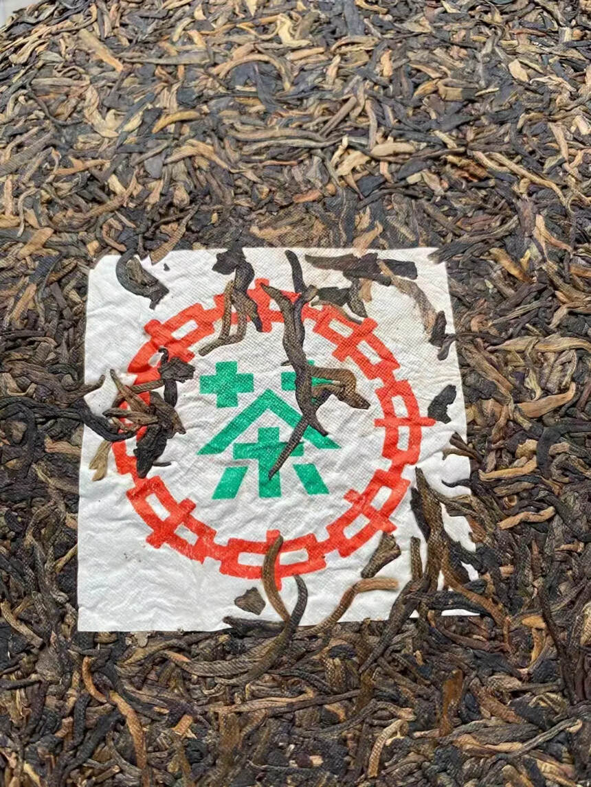 2002年黎明茶厂绿印23307生茶，干茶表面条索乌