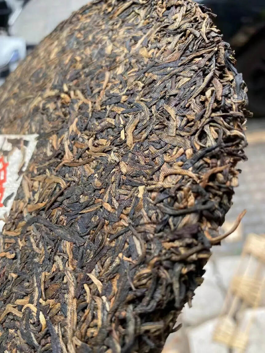 2002年黎明茶厂绿印23307生茶，干茶表面条索乌